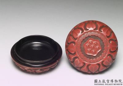 图片[2]-Round box with lotus decor, carved red lacquerware, Ming dynasty, 15th century-China Archive